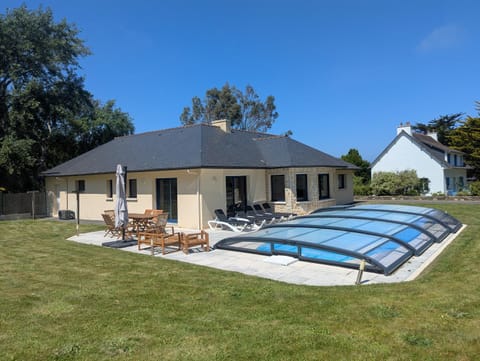 Property building, Garden, Balcony/Terrace, Garden view, Pool view, Swimming pool, Swimming pool, sunbed
