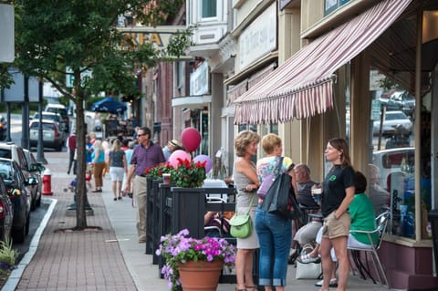 Nearby landmark, Off site, Neighbourhood, Location