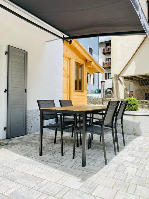 Property building, Patio, Day, Garden, Dining area