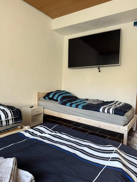 Bed, TV and multimedia, Photo of the whole room, Bedroom