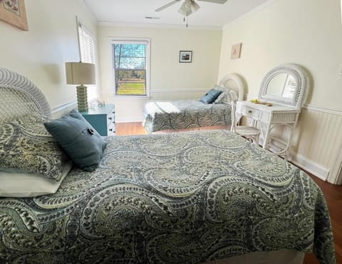 Lighthouse Cottage- Pet Friendly & Close to beach House in Selbyville