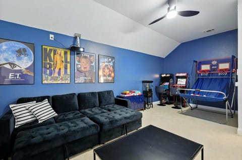 Luxury 6BR Retreat Pool Hot Tub Cinema & Game Room House in Fort Worth