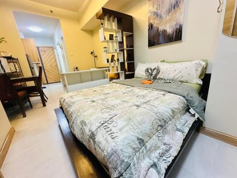 Bed, Seating area, Bedroom