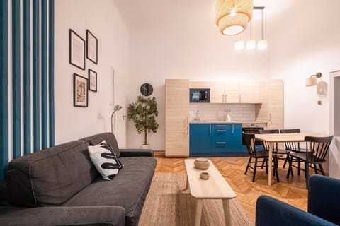 Kitchen or kitchenette, Living room, Seating area, Dining area