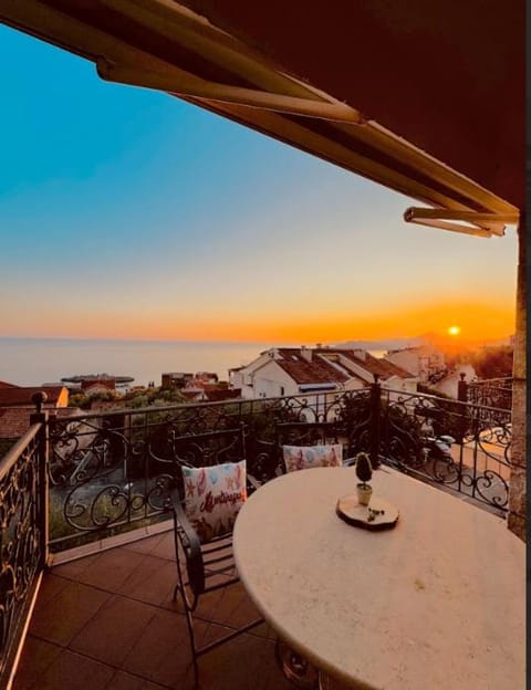 Patio, Natural landscape, Coffee/tea facilities, View (from property/room), Balcony/Terrace, Dining area, Sea view, Sunset