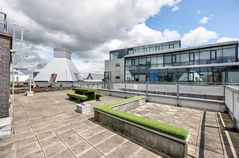 2 Bed Apartment with Roof Terrace 10 Min Walk to River Liffey Apartment in Dublin