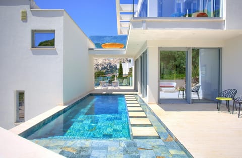 Property building, Day, Balcony/Terrace, Pool view, Swimming pool, sunbed