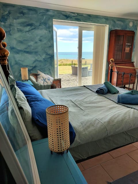 Bed, Natural landscape, Photo of the whole room, Bedroom