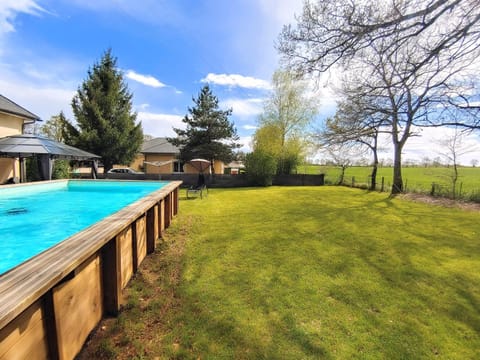 Property building, Spring, Day, Natural landscape, Garden, Garden view, Pool view, Swimming pool, sunbed