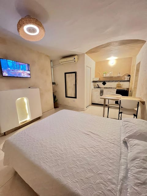 Bed, Kitchen or kitchenette, Photo of the whole room, Dining area