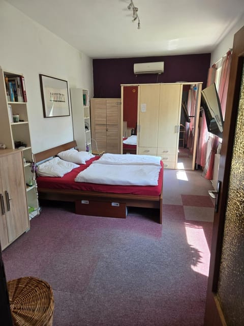 Bed, Bedroom, wardrobe, air conditioner