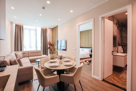 TV and multimedia, Living room, Seating area, Dining area