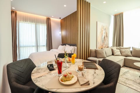 Restaurant/places to eat, Living room, Food and drinks, Seating area, Dining area, Food, Breakfast, Drinks