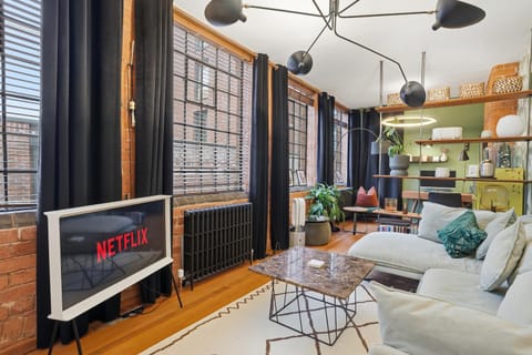 Communal lounge/ TV room, TV and multimedia, Living room, Seating area, Evening entertainment