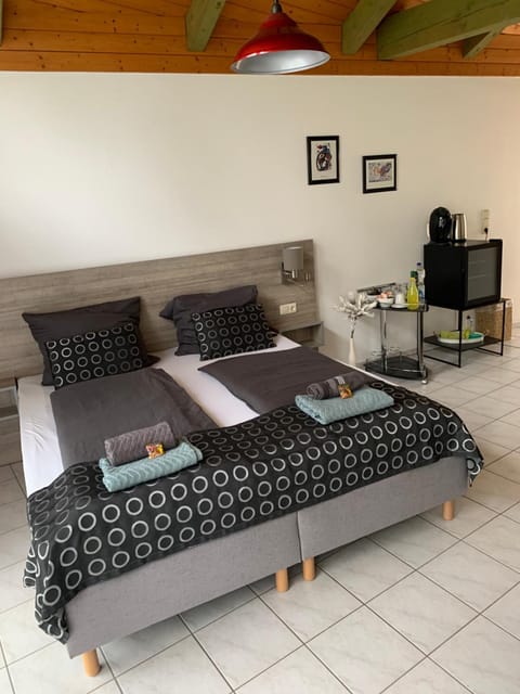 Bed, Coffee/tea facilities, Living room, Photo of the whole room, Seating area, Bedroom, minibar