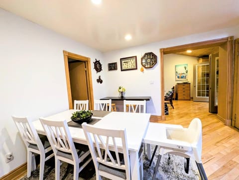 Photo of the whole room, Dining area