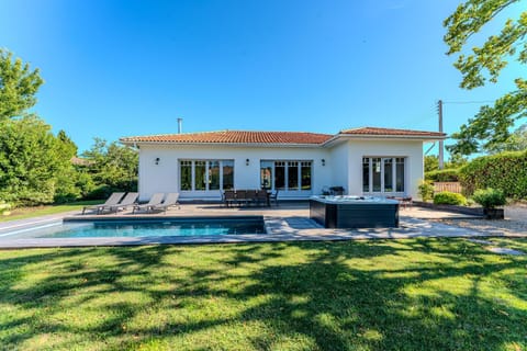 Property building, Garden, Garden view, Pool view, Swimming pool, sunbed