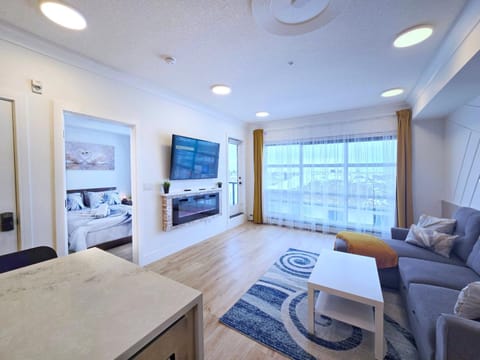 Communal lounge/ TV room, Bed, TV and multimedia, Living room, Photo of the whole room, Seating area, Evening entertainment, Bedroom