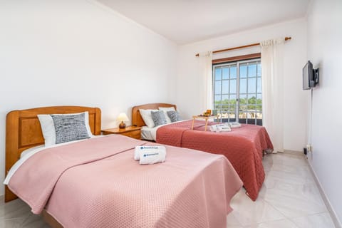 Bed, TV and multimedia, Bedroom