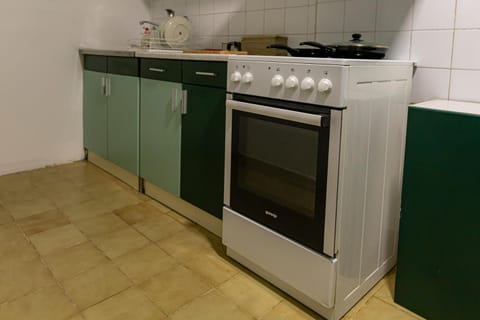 Kitchen or kitchenette, Kitchen or kitchenette, oven, stove