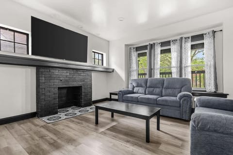 Spacious 8-bedroom home in Niagara Falls Perfect for groups House in Niagara Falls