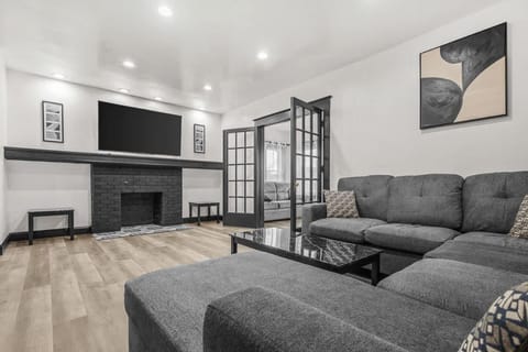 Spacious 8-bedroom home in Niagara Falls Perfect for groups House in Niagara Falls