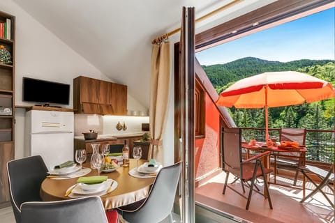Kitchen or kitchenette, Dining area