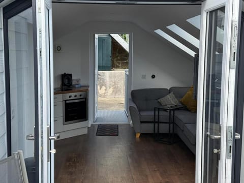 TV and multimedia, Kitchen or kitchenette, Living room, Seating area, Dining area, oven, stove