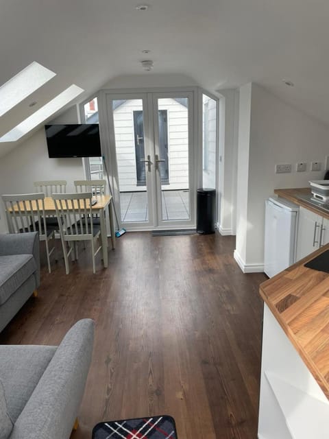 TV and multimedia, Kitchen or kitchenette, Living room, Seating area, Dining area, stove