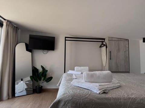 Bed, TV and multimedia, Photo of the whole room, Bedroom, towels