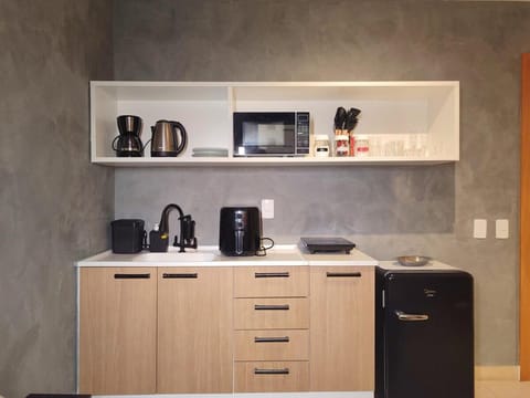Coffee/tea facilities, Kitchen or kitchenette, microwave, minibar, stove