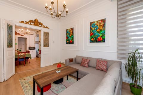 Living room, Seating area, Dining area, oven