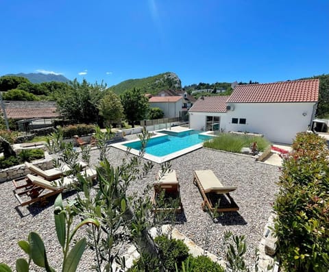 Property building, Patio, Spring, Day, Natural landscape, Garden, Seating area, Garden view, Mountain view, Pool view, Swimming pool, sunbed