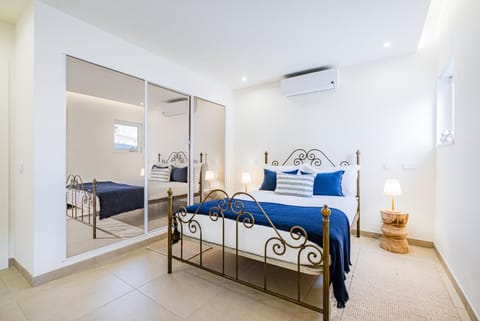 Property building, Bed, Photo of the whole room, Bedroom, Street view, air conditioner