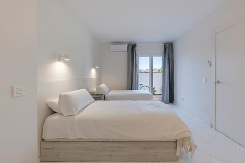 Photo of the whole room, Bedroom