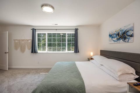 Updated Large River Front Home with Hot Tub House in McKenzie River