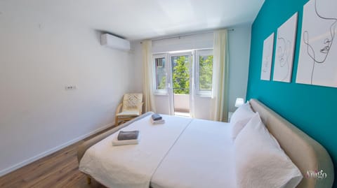 Bed, Bedroom, towels, air conditioner