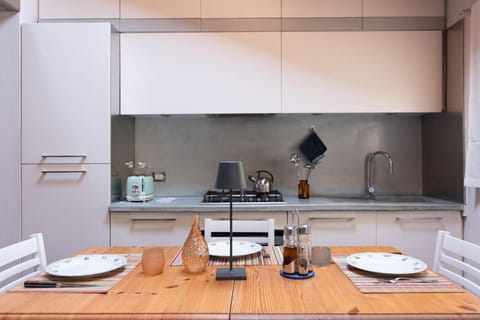 Kitchen or kitchenette, Dining area