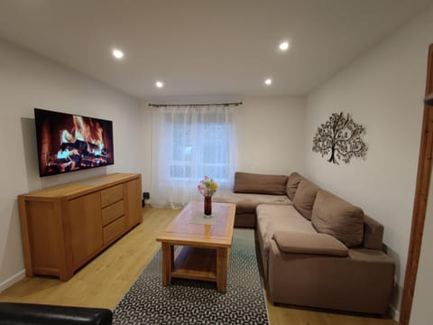 OFF STREET PARKING, 3 Bedrooms, GARDEN, Wi-fi, CONTRACTOR STAY, close to the beach, shops, hospital, airport Apartment in Bournemouth