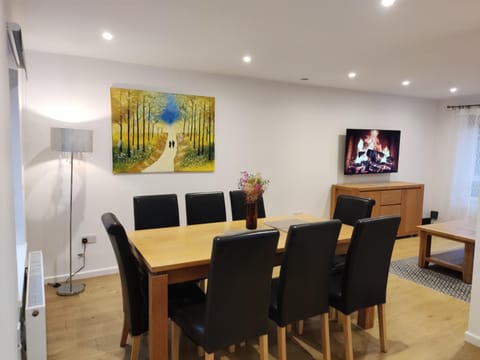 OFF STREET PARKING, 3 Bedrooms, GARDEN, Wi-fi, CONTRACTOR STAY, close to the beach, shops, hospital, airport Apartment in Bournemouth