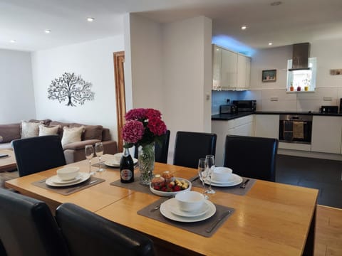 Kitchen or kitchenette, Living room, Seating area, Dining area