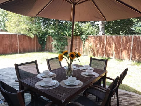 Patio, Garden, Seating area, Dining area, Garden view