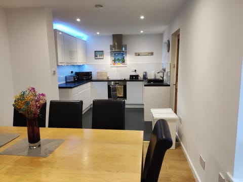 OFF STREET PARKING, 3 Bedrooms, GARDEN, Wi-fi, CONTRACTOR STAY, close to the beach, shops, hospital, airport Apartment in Bournemouth