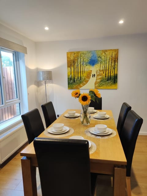 Seating area, Dining area