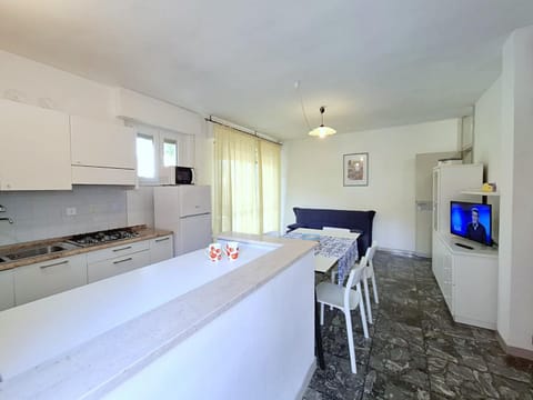 TV and multimedia, Kitchen or kitchenette, Dining area, microwave, stove