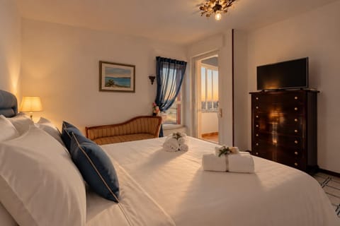 Bed, TV and multimedia