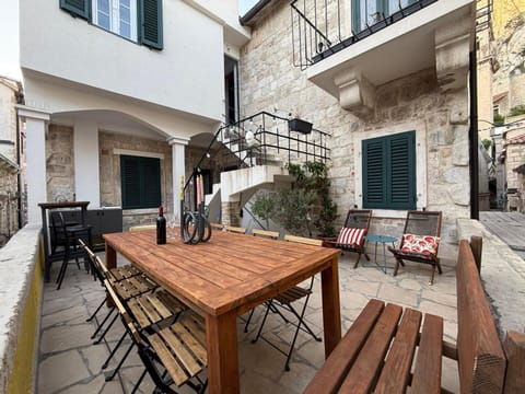 Property building, Patio, Balcony/Terrace, Dining area