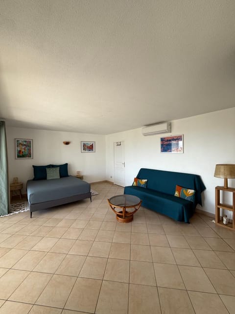 Vue mer et montagne, piscine, proche de la plage avec citerne d eau et parking Apartment in Le Gosier