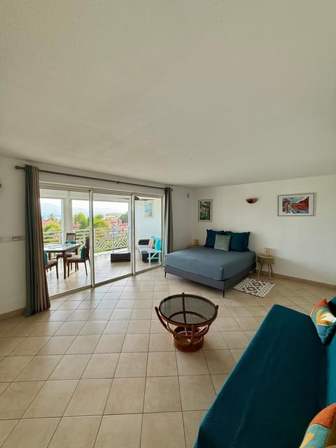 Vue mer et montagne, piscine, proche de la plage avec citerne d eau et parking Apartment in Le Gosier