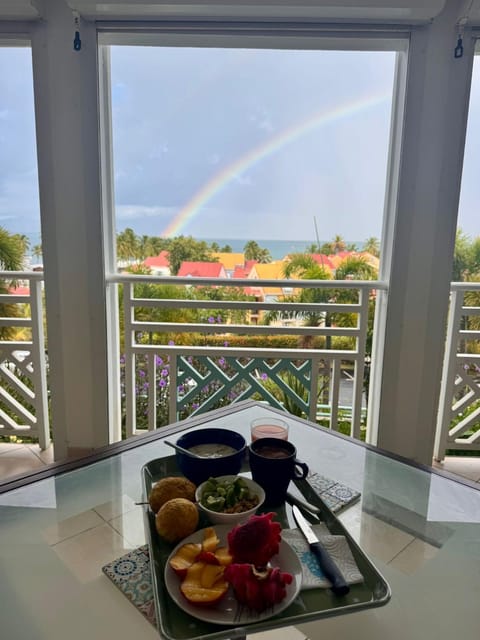 Vue mer et montagne, piscine, proche de la plage avec citerne d eau et parking Apartment in Le Gosier